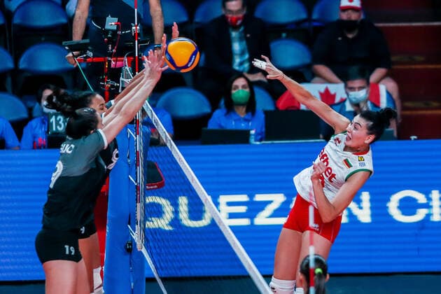 (220618) -- QUEZON CITY, June 18, 2022 -- Bulgaria s Silvana Chausheva (R) spikes the ball during the FIVB Volleyball Nations League Women s Pool 4 match between Bulgaria and Canada in Quezon City, the Philippines on June 18, 2022. ) (SP)PHILIPINES-QUEZON CITY-VOLLEYBALL-NATIONS LEAGUE-BULGARIA VS CANADA ROUELLExUMALI 