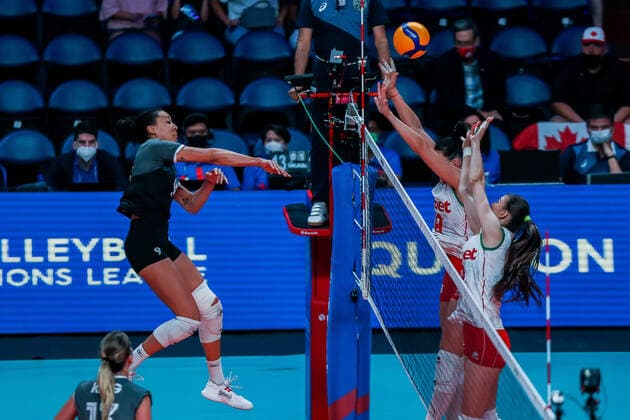 (220618) -- QUEZON CITY, June 18, 2022 -- Canada s Alexa Gray (L) spikes the ball during the FIVB Volleyball Nations League Women s Pool 4 match between Bulgaria and Canada in Quezon City, the Philippines on June 18, 2022. ) (SP)PHILIPINES-QUEZON CITY-VOLLEYBALL-NATIONS LEAGUE-BULGARIA VS CANADA ROUELLExUMALI 