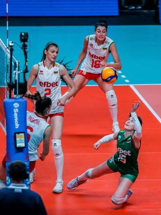 (220618) -- QUEZON CITY, June 18, 2022 -- Bulgaria s Zhana Todorova (1st R) saves the ball during the FIVB Volleyball Nations League Women s Pool 4 match between Bulgaria and Canada in Quezon City, the Philippines on June 18, 2022. ) (SP)PHILIPINES-QUEZON CITY-VOLLEYBALL-NATIONS LEAGUE-BULGARIA VS CANADA ROUELLExUMALI 
