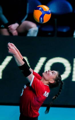 (220618) -- QUEZON CITY, June 18, 2022 -- Canada s Julia Murmann saves the ball during the FIVB Volleyball Nations League Women s Pool 4 match between Bulgaria and Canada in Quezon City, the Philippines on June 18, 2022. ) (SP)PHILIPINES-QUEZON CITY-VOLLEYBALL-NATIONS LEAGUE-BULGARIA VS CANADA ROUELLExUMALI 