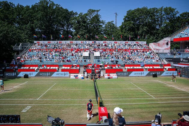 37 degrees at the bett1open in the Steffi Graf Stadium and the spectators persevere, bett1open WTA 500, Berlin, LTTC Rot Weiß , 18 06 2022, Copyright: xClaudioxGärtnerx
