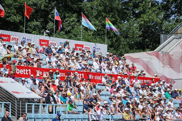 37 degrees at the bett1open in the Steffi Graf Stadium and the spectators persevere, bett1open WTA 500, Berlin, LTTC Rot Weiß , 18 06 2022, Copyright: xClaudioxGärtnerx