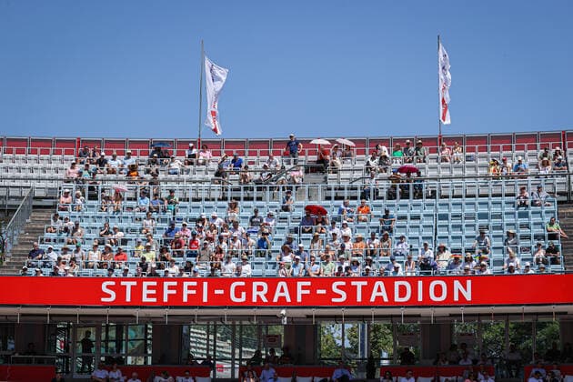 37 degrees at the bett1open in the Steffi Graf Stadium and the spectators persevere, bett1open WTA 500, Berlin, LTTC Rot Weiß , 18 06 2022, Copyright: xClaudioxGärtnerx