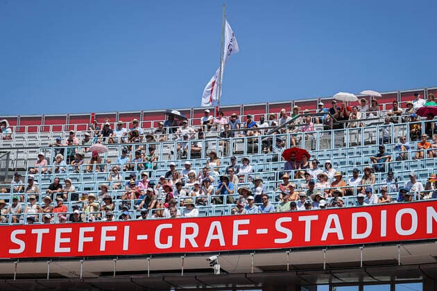37 degrees at the bett1open in the Steffi Graf Stadium and the spectators persevere, bett1open WTA 500, Berlin, LTTC Rot Weiß , 18 06 2022, Copyright: xClaudioxGärtnerx