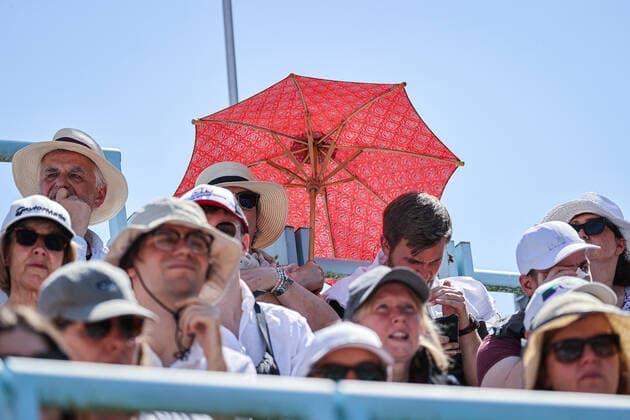 37 degrees at the bett1open in the Steffi Graf Stadium and the spectators persevere, bett1open WTA 500, Berlin, LTTC Rot Weiß , 18 06 2022, Copyright: xClaudioxGärtnerx