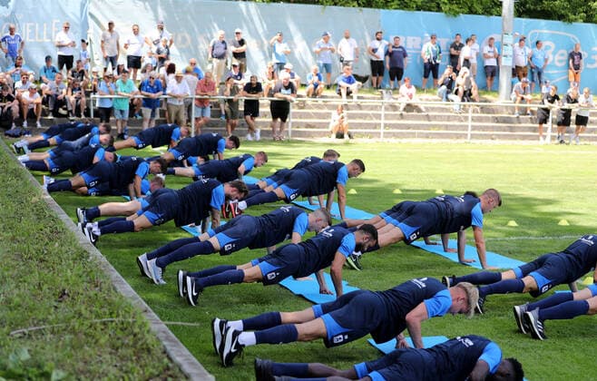 Sport Themen der Woche KW24 Sport Bilder des Tages München, Deutschland 18. Juni 2022: Fussball, Herren, 3.Liga, Saison 2022 2023, TSV 1860 München, PK Michael Köllner, Grünwalder Strasse 114, Trainingsauftakt Fitnessübungen mit zuschauern *** Munich, Germany 18 June 2022 football, men, 3 league, season 2022 2023, TSV 1860 Munich, PK Michael Köllner, Grünwalder Strasse 114, training kick-off fitness exercises with spectators