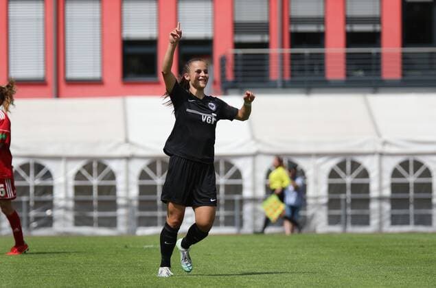 18 06 2022, xcex, GER, Frankfurt am Main, Riederwald Stadion, Frauenfussball, B Juniorinnen Meisterschaft, 1 Halbfinale, Saison 2021 2022, Eintracht Frankfurt U17 1 FC Union Berlin, Torjubel Eintracht Frankfurt, Jubel, Freude, Emotionen, Goal celebration, Sarah Preuss SGE bejubelt ihren Treffer DFL regulations prohibit any use of photographs as image sequences and or quasi video