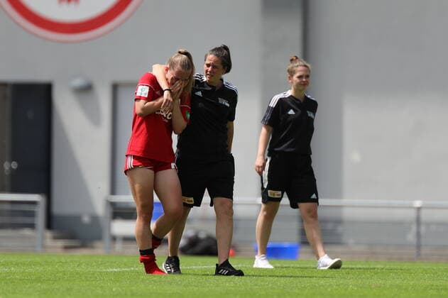 18 06 2022, xcex, GER, Frankfurt am Main, Riederwald Stadion, womens soccer, B Junior championship, 1 semifinal, season 2021 2022, Eintracht Frankfurt U17 1 FC Union Berlin, disappointment after defeat at Union Berlin, coach Anja Matthes Union DFL regulations prohibit any use of photographs as image sequences and or quasi video