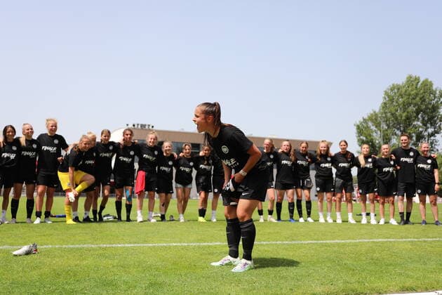 18 06 2022, xcex, GER, Frankfurt am Main, Riederwald Stadion, Frauenfussball, B Juniorinnen Meisterschaft, 1 Halbfinale, Saison 2021 2022, Eintracht Frankfurt U17 1 FC Union Berlin, Eintracht Frankfurt, Jubel, Freude, Emotionen, celebration, Sarah Preuss SGE animmt die Humba nach dem Sieg DFL regulations prohibit any use of photographs as image sequences and or quasi video