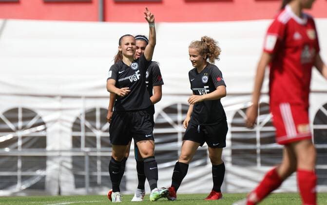 18 06 2022, xcex, GER, Frankfurt am Main, Riederwald Stadion, Frauenfussball, B Juniorinnen Meisterschaft, 1 Halbfinale, Saison 2021 2022, Eintracht Frankfurt U17 1 FC Union Berlin, Torjubel Eintracht Frankfurt, Jubel, Freude, Emotionen, Goal celebration, Sarah Preuss SGE bejubelt ihren Treffer DFL regulations prohibit any use of photographs as image sequences and or quasi video