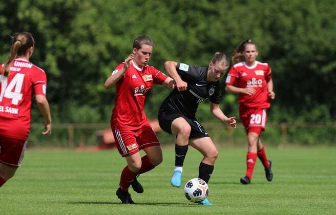 18 06 2022, xcex, GER, Frankfurt am Main, Riederwald Stadion, Womens Football, B Junior Championship, 1 Semi Final, Season 2021 2022, Eintracht Frankfurt U17 1 FC Union Berlin, Anabel Luedeke Union vs Katharina Rust SGE DFL regulations prohibit any use of photographs as image sequences and or quasi video