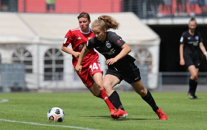 18 06 2022, xcex, GER, Frankfurt am Main, Riederwald Stadion, Frauenfussball, B Juniorinnen Meisterschaft, 1 Halbfinale, Saison 2021 2022, Eintracht Frankfurt U17 1 FC Union Berlin, Paulina Platner SGE gegenCiara Abdel Sadk Union DFL regulations prohibit any use of photographs as image sequences and or quasi video