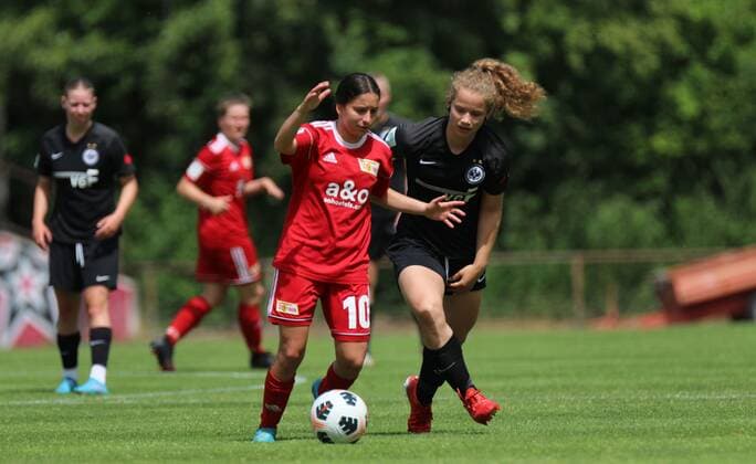 18 06 2022, xcex, GER, Frankfurt am Main, Riederwald Stadion, Womens Football, B Junior Championship, 1 Semi Final, Season 2021 2022, Eintracht Frankfurt U17 1 FC Union Berlin, Paulina Platner SGE vs Nour Youssef Union DFL regulations prohibit any use of photographs as image sequences and or quasi video