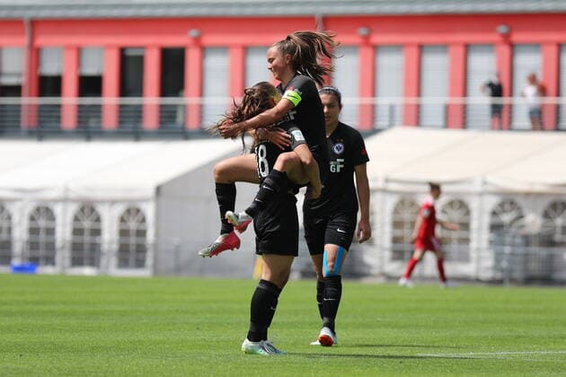 18 06 2022, xcex, GER, Frankfurt am Main, Riederwald Stadion, Frauenfussball, B Juniorinnen Meisterschaft, 1 Halbfinale, Saison 2021 2022, Eintracht Frankfurt U17 1 FC Union Berlin, Torjubel Eintracht Frankfurt, Jubel, Freude, Emotionen, Goal celebration, Sarah Preuss und Sarah Wiesner SGE DFL regulations prohibit any use of photographs as image sequences and or quasi video