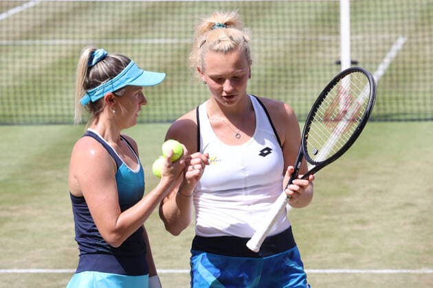 DEU, Tennis, Bett1 Open, 18 06 2022, Rot Weiss Tennisanlage, Berlin, DEU, Tennis, Bett1 Open, in picture ladies doubles 1 Storm SANDERS AUS Katerina SINIAKOVA CZE Foto Juergen Engler nordphoto GmbH JuergenxEngler nph00076