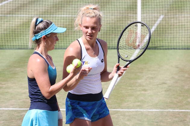 DEU, Tennis, Bett1 Open, 18 06 2022, Rot Weiss Tennisanlage, Berlin, DEU, Tennis, Bett1 Open, in picture ladies doubles 1 Storm SANDERS AUS Katerina SINIAKOVA CZE Foto Juergen Engler nordphoto GmbH JuergenxEngler nph00076