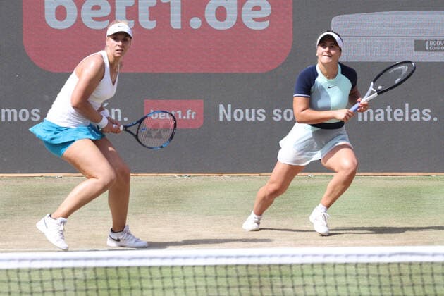 DEU, Tennis, Bett1 Open, 18 06 2022, Rot Weiss Tennisanlage, Berlin, DEU, Tennis, Bett1 Open, in picture ladies doubles Bianca ANDREESCU CAN, supported Sabine LISICKI GER Foto Juergen Engler nordphoto GmbH JuergenxEngler nph00076