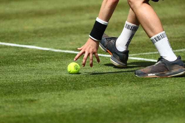 A ball child reaches for the tennis ball on the grass court Bad Homburg Open, Tennis 18 06 2022 Bad Homburg Open, Tennis 18 06 2022 Bad Homburg Copyright: xEibner-Pressefotox EP_RWS