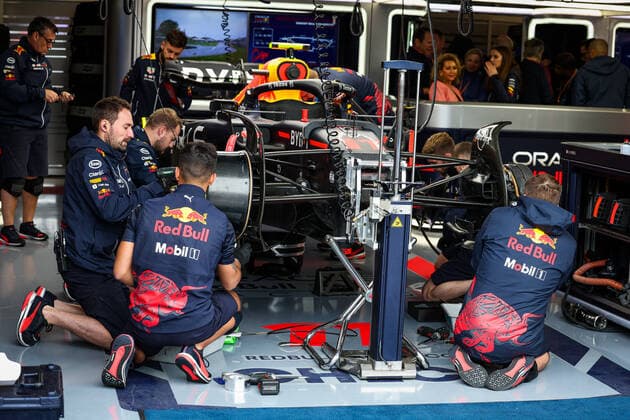 Red Bull Racing Honda RB18, mechanical detail of mechanics working on the car in the garage, box, during the Formula 1 AWS Grand Prix du Canada 2022, 9th round of the 2022 FIA Formula One World Championship, WM, Weltmeisterschaft on the Circuit Gilles Villeneuve, from June 17 to 19, 2022 in Montreal, Canada - F1 - CANADIAN GRAND PRIX 2022 DPPI Panoramic  20220618_G00D0568