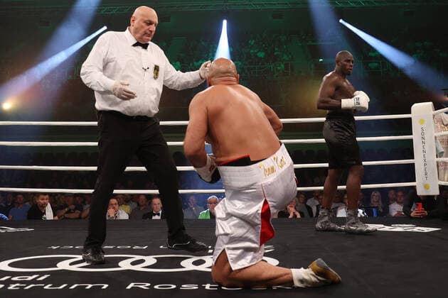 Sport Themen der Woche KW24 Boxen: Rostock boxt!, Rostock, 18.06.2022 Peter Kadiru (GER) - Tayfun Kurt (GER) Rostock Germany *** Boxing Rostock boxing , Rostock, 18 06 2022 Peter Kadiru GER Tayfun Kurt GER Rostock Germany
