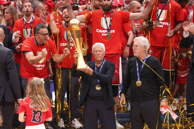 Sport Themen der Woche KW24 Sport Bilder des Tages A X Armani Exchange Milan vs Virtus Bologna: Olimpia Milano celebrates the Serie A title Italy, Milan, june 18 2022: Giorgio Armani (Armani Milan s owner) with the LBA trophy during basketball game A X Armani Exchange Milan vs Virtus Bologna, Final game6 LBA 2021-2022 at Mediolanum Forum Milan Lombardy Italy Copyright: xFabrizioxAndreaxBertanix