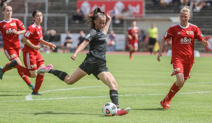 Football B JUNIORINNEN Eintracht Frankfurt 1 FC Union Berlin 18 06 22, Provided with her goal for the final point captain Sarah Wiesner EF , after 4 0 victory entry into the final of the German championship against Hamburger SV,
