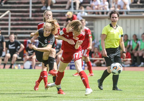 Football B JUNIORINNEN Eintracht Frankfurt 1 FC Union Berlin 18 06 22, Pauline Platner EF at the end against Liliana Ressel Union , after 4 0 victory entry into the final of the German championship against Hamburger SV,