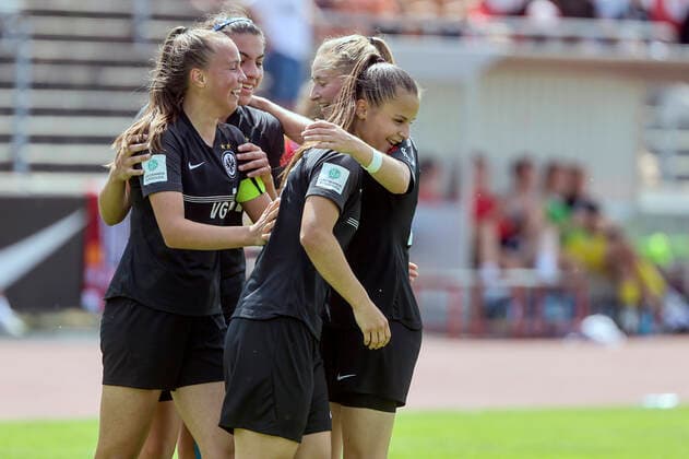 Football B JUNIORINNEN Eintracht Frankfurt 1 FC Union Berlin 18 06 22, jubilation with the goal scorers Sarah Preuss and Sarah Wiesner EF , after 4 0 victory entry into the final of the German championship against Hamburger SV,