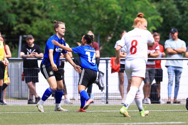 Promotion match 2 Frauen Bundesliga 2021 2022, 1 FC Köln II 1 FC Saarbrücken 1 0 for 1 FC Saarbrücken by Nadine Anstatt FCS, 21 cheering with Anna Lena Strauß FCS, 14 Köln RheinEnergieSportpark, artificial turf Nordrhein Westfalen Germany