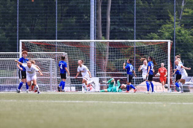 Promotion match 2 Womens Bundesliga 2021 2022, 1 FC Köln II 1 FC Saarbrücken cheering after free kick goal to equalize 1 1 by Carolin Schraa FC II, 17 Cologne RheinEnergieSportpark, artificial turf North Rhine Westphalia Germany