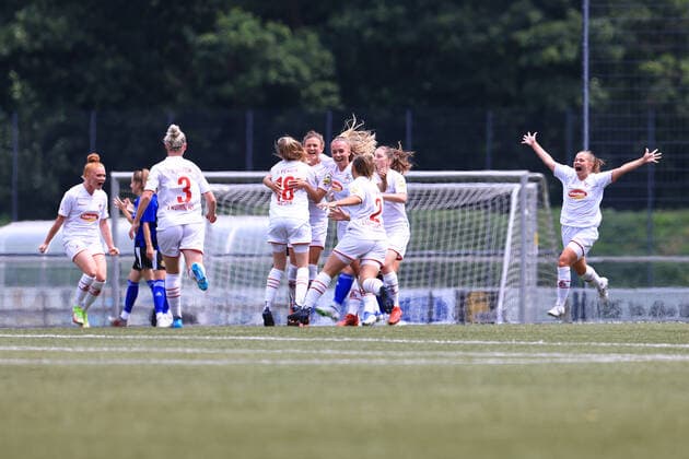 Promotion match 2 Womens Bundesliga 2021 2022, 1 FC Köln II 1 FC Saarbrücken cheering after free kick goal to equalize 1 1 by Carolin Schraa FC II, 17 Cologne RheinEnergieSportpark, artificial turf North Rhine Westphalia Germany