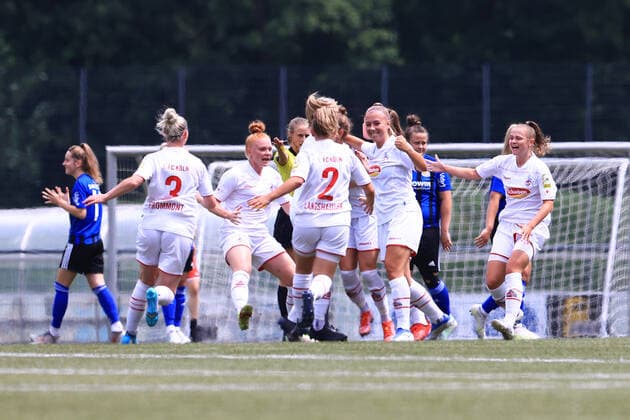 Promotion match 2 Womens Bundesliga 2021 2022, 1 FC Köln II 1 FC Saarbrücken cheering after free kick goal to equalize 1 1 by Carolin Schraa FC II, 17 Cologne RheinEnergieSportpark, artificial turf North Rhine Westphalia Germany