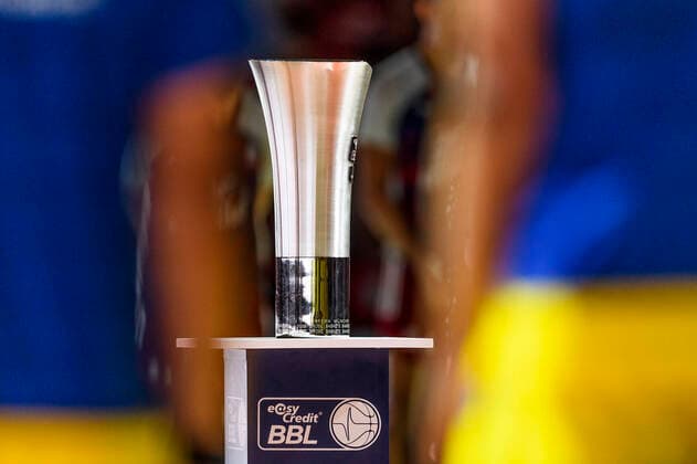 GER, easy credit BBl, Finale Spiel 4, FC Bayern Muenchen Basketball vs. Alba Berlin 19.06.2022, Audi Dome, Muenchen, GER, easy credit BBl, Finale Spiel 4, FC Bayern Muenchen Basketball vs. Alba Berlin, im Bild feature Meisterpokal mit Alba Spielern *** GER, easy credit BBl, final game 4, FC Bayern Muenchen Basketball vs Alba Berlin 19 06 2022, Audi Dome, Munich, GER, easy credit BBl, final game 4, FC Bayern Muenchen Basketball vs Alba Berlin, in picture feature championship trophy with Alba players nordphotoxGmbHx xStraubmeier nph00004