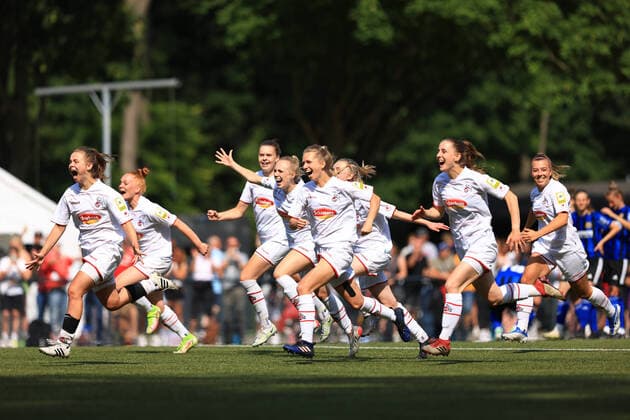 Sport Themen der Woche KW24 Sport Bilder des Tages Aufstiegsspiel 2. Frauen Bundesliga 2021-2022, 1. FC Köln II - 1. FC Saarbrücken 1. FC Köln II jubelt über den Sieg im Elfmeterschießen Köln RheinEnergieSportpark, Kunstrasen Nordrhein-Westfalen Deutschland *** Promotion match 2 Womens Bundesliga 2021 2022, 1 FC Köln II 1 FC Saarbrücken 1 FC Köln II cheers victory in penalty shootout Cologne RheinEnergieSportpark, artificial turf North Rhine Westphalia Germany