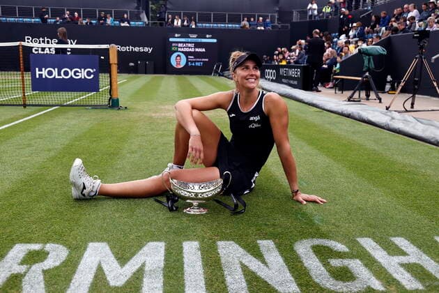 Tennis - 2022 WTA, Tennis Damen Rothesay Birmingham Classic Championships - Edgbaston Priory Club - Sunday 19th June 2022 Beatriz Haddad Maia (BRZ) poses with the winners trophy after number eight seed Shuai Zhang (CHN) retired in the first set of their match, at 2022 Rothesay Birmingham Classic Championships. 