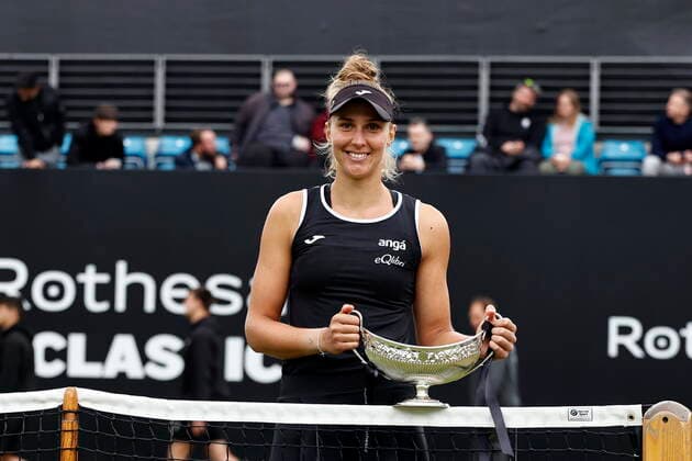 Tennis - 2022 WTA, Tennis Damen Rothesay Birmingham Classic Championships - Edgbaston Priory Club - Sunday 19th June 2022 Beatriz Haddad Maia (BRZ) poses with the winners trophy after number eight seed Shuai Zhang (CHN) retired in the first set of their match, at 2022 Rothesay Birmingham Classic Championships. 