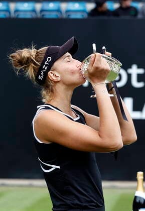 Tennis - 2022 WTA, Tennis Damen Rothesay Birmingham Classic Championships - Edgbaston Priory Club - Sunday 19th June 2022 Beatriz Haddad Maia (BRZ) poses with the winners trophy after number eight seed Shuai Zhang (CHN) retired in the first set of their match, at 2022 Rothesay Birmingham Classic Championships. 