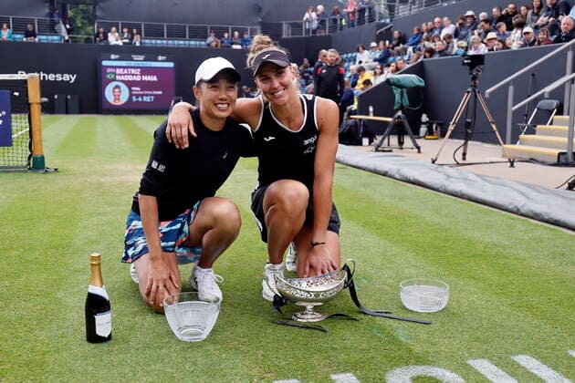 Tennis - 2022 WTA, Tennis Damen Rothesay Birmingham Classic Championships - Edgbaston Priory Club - Sunday 19th June 2022 Beatriz Haddad Maia (BRZ) poses with the winners trophy alongside her friend and runner-up Shuai Zhang (CHN) who retired in the first set of their match, at 2022 Rothesay Birmingham Classic Championships. 