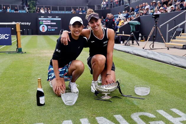 Tennis - 2022 WTA, Tennis Damen Rothesay Birmingham Classic Championships - Edgbaston Priory Club - Sunday 19th June 2022 Beatriz Haddad Maia (BRZ) poses with the winners trophy alongside her friend and runner-up Shuai Zhang (CHN) who retired in the first set of their match, at 2022 Rothesay Birmingham Classic Championships. 