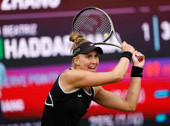Tennis - 2022 WTA, Tennis Damen Rothesay Birmingham Classic Championships - Edgbaston Priory Club - Sunday 19th June 2022 Beatriz Haddad Maia (BRZ) in action during the first set of her final before her opponent number eight seed Shuai Zhang (CHN) retired. 