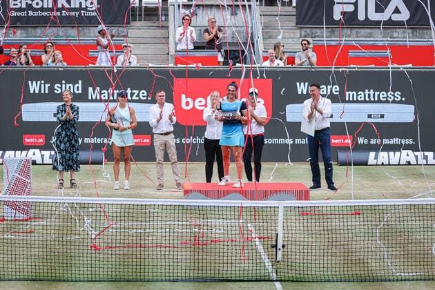 Ons JABEUR TUN is celebrated as the winner 2022, bett1open WTA 500, Berlin, LTTC Rot Weiß , 19 06 2022, Copyright: xClaudioxGärtnerx