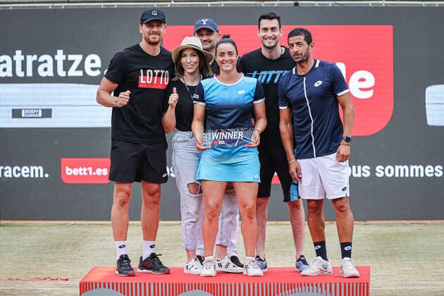 Winner of bett1open 2022 Ons JABEUR TUN with team, bett1open WTA 500, Berlin, LTTC Rot Weiß , 19 06 2022, Copyright: xClaudioxGärtnerx