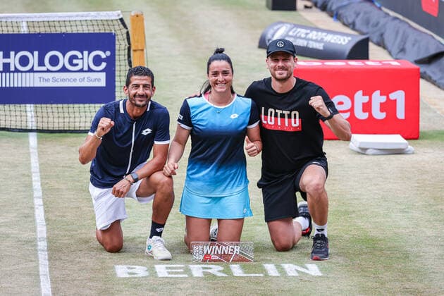 Winner of bett1open 2022 Ons JABEUR TUN with team, bett1open WTA 500, Berlin, LTTC Rot Weiß , 19 06 2022, Copyright: xClaudioxGärtnerx