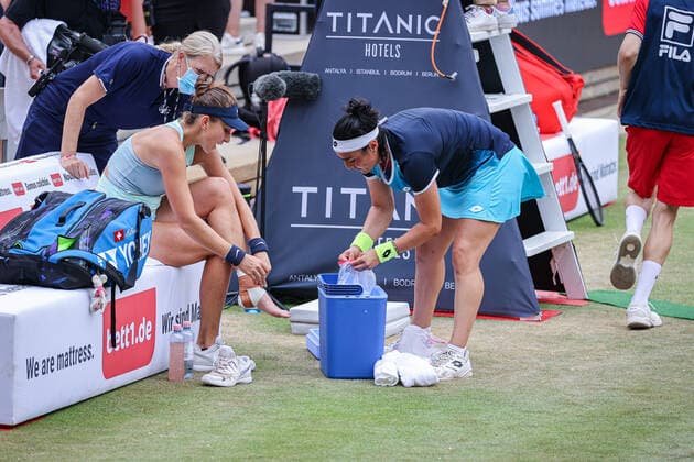 Ons JABEUR TUN right helps Belinda BENCIC SUI to cool the foot after twisting a very sporting gesture, bett1open WTA 500, Berlin, LTTC Rot Weiß , 19 06 2022, Copyright: xClaudioxGärtnerx