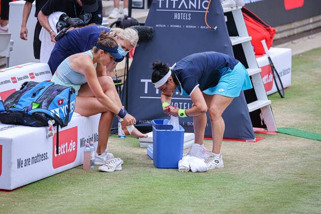 Ons JABEUR TUN right helps Belinda BENCIC SUI to cool the foot after twisting a very sporting gesture, bett1open WTA 500, Berlin, LTTC Rot Weiß , 19 06 2022, Copyright: xClaudioxGärtnerx