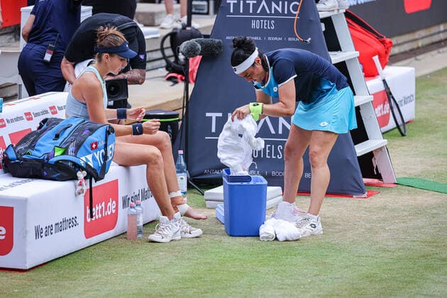 Ons JABEUR TUN right helps Belinda BENCIC SUI to cool the foot after twisting a very sporting gesture, bett1open WTA 500, Berlin, LTTC Rot Weiß , 19 06 2022, Copyright: xClaudioxGärtnerx