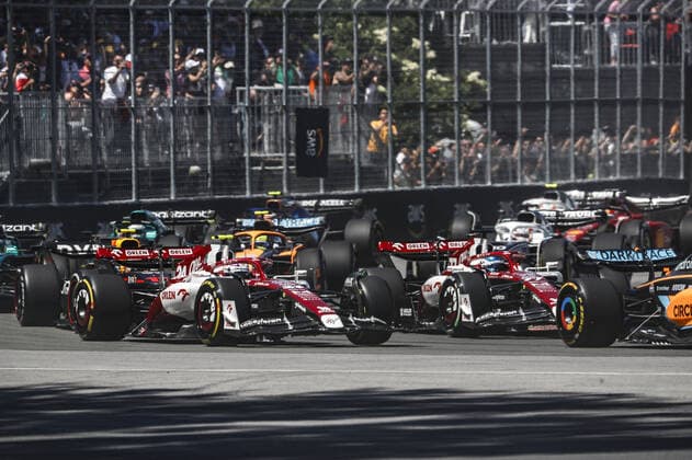 24 ZHOU Guanyu (chi), Alfa Romeo F1 Team ORLEN C42, action 77 BOTTAS Valtteri (fin), Alfa Romeo F1 Team ORLEN C42, action during the Formula 1 AWS Grand Prix du Canada 2022, 9th round of the 2022 FIA Formula One World Championship, WM, Weltmeisterschaft on the Circuit Gilles Villeneuve, from June 17 to 19, 2022 in Montreal, Canada - F1 - CANADIAN GRAND PRIX 2022 - RACE DPPI Panoramic  _V2_5949