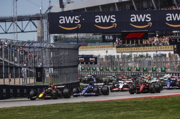 start of the race, depart, 01 VERSTAPPEN Max (nld), Red Bull Racing RB18, action 14 ALONSO Fernando (spa), Alpine F1 Team A522, action 55 SAINZ Carlos (spa), Scuderia Ferrari F1-75, action during the Formula 1 AWS Grand Prix du Canada 2022, 9th round of the 2022 FIA Formula One World Championship, WM, Weltmeisterschaft on the Circuit Gilles Villeneuve, from June 17 to 19, 2022 in Montreal, Canada - F1 - CANADIAN GRAND PRIX 2022 - RACE DPPI Panoramic  _V2_5913