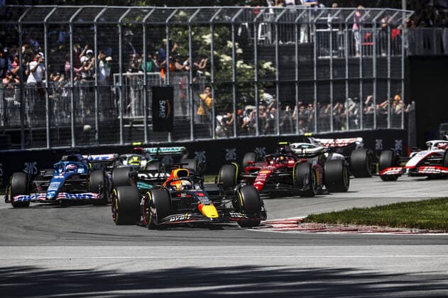 start of the race, depart, 01 VERSTAPPEN Max (nld), Red Bull Racing RB18, action 14 ALONSO Fernando (spa), Alpine F1 Team A522, action 55 SAINZ Carlos (spa), Scuderia Ferrari F1-75, action during the Formula 1 AWS Grand Prix du Canada 2022, 9th round of the 2022 FIA Formula One World Championship, WM, Weltmeisterschaft on the Circuit Gilles Villeneuve, from June 17 to 19, 2022 in Montreal, Canada - F1 - CANADIAN GRAND PRIX 2022 - RACE DPPI Panoramic  _V2_5928
