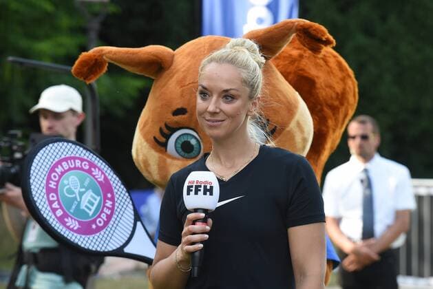 19 06 2022 Bad Homburg vor der Höhe, Kurpark WTA 250 Bad Homburg Open Impressions former Wimbledon finalist Sabine Lisicki in FFH interview with mascot HAZEL emspor, DFL regulations prohibit any use of photographs as image sequences and or quasi video